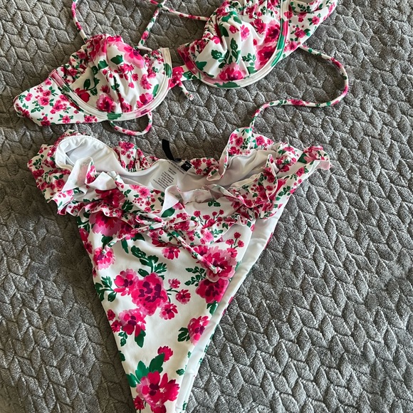 Carnation bikini - Picture 3 of 8
